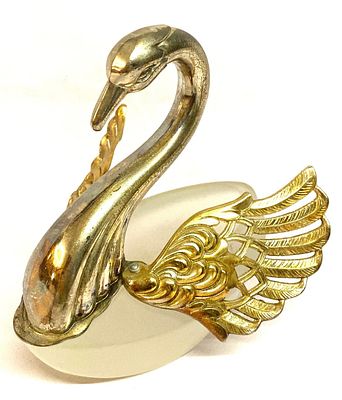 ברבור גדול מזכוכית חלבית וכנפיים נפרשות מפליז . מידות 15X8 ס"מ , גובה - 14 