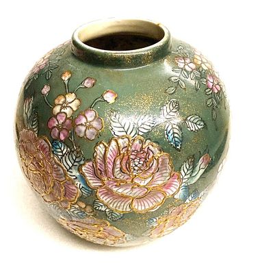 כד קרמיקה סיני , מעוטר חריטות צבעוניות , חתום . קוטר - 16 ס"מ , גובה - 17 ס"מ 