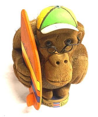 פיגורת קוף מגולפת בקליפת קוקוס . תוצרת קוסטה ריקה . גובה - 23 ס"מ .