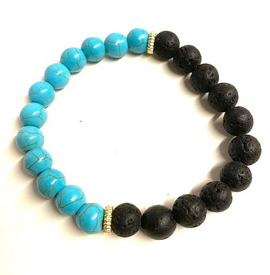 צמיד נמתח עשוי אבני טורקיז ולבה שחורה .