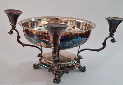 סנטרפיס מצופה כסף כולל מעמד עם 3 קני נרות + צלחת מרכזית , תוצרת ארה"ב . רוחב - 40 