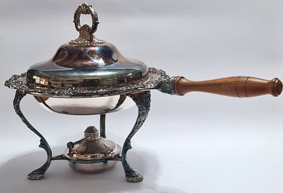 מחבת גדול מצופה כסף עם ידית עץ , סגנון הברוק עם פיתוחים יפיפיים . מורכב מ 4 חלקים - מחבת +מכסה 