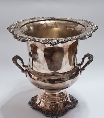 דלי גדול לקרח מצופה כסף , סגנון הברוק עם פיתוחים יפיפיים . תוצרת חברת WALLACE ארה"ב חתום . גובה 