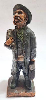 BERNARDI - פסלון ישן דמות גבר יהודי עם מטלטליו - עשוי טרקוטה , חתום . גובה - 26 ס"מ .