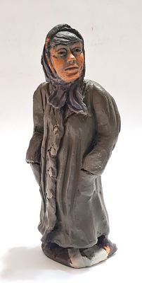 BERNARDI - פסלון ישן דמות אישה יהודיה עשוי טרקוטה , חתום . גובה - 25 ס"מ . שבר קטן ברגל .
