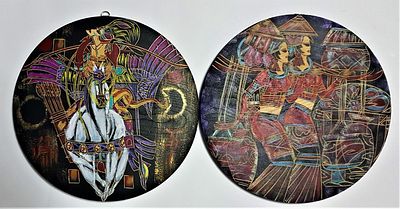 לוט 2 ציורים סיניים צבעוניים על גבי פלטות עץ לתלייה על הקיר חתומים . קוטר כל פלטה 28 ס"מ .