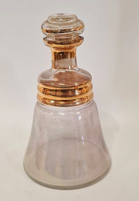 דקנטר זכוכית יפיפייה פסים מוזהבים . גובה - 21 ס"מ , קוטר בסיס - 12 ס"מ .