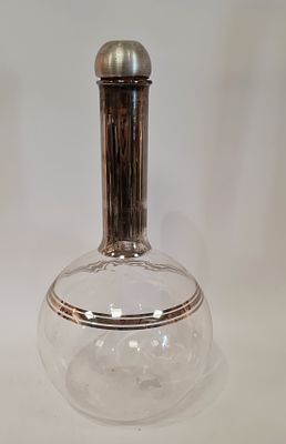 דקנטר זכוכית צואר גבוה , פקק שעם . גובה - 32 ס"מ , קוטר - 17 ס"מ .