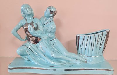 פיגורת " זוג רקדנים " מקרמיקה עם קערית לכלים . שחיקה בציפוי . רוחב - 32 ס"מ , גובה - 