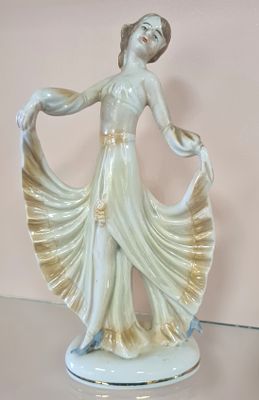 פיגורת יפיפייה רקדנית מפורצלן . גובה - 21 ס"מ , רוחב - 12 ס"מ .