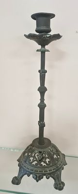 פמוט מתכתי ישן מסוגנן . גובה - 32 ס"מ .