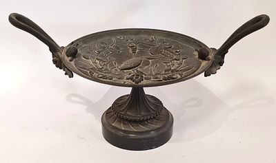 טזה / סנטרפיס ברונזה מאה ה - 19 על גבי שיש עם ידיות . בצלחת בעל כנף בתוך סריגי ענבים . גובה - 16 