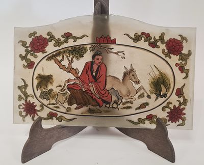 פלאק זכוכית מרהיב מצויר בדמות סינית עם סוס מעוטר בפרחים . שימש כחלק מפרגוד . מידות 23X24 