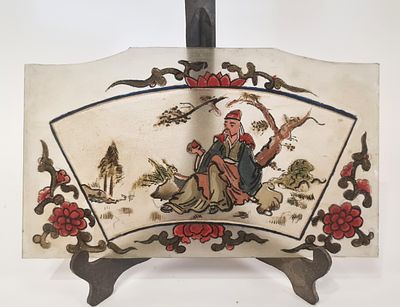 פלאק זכוכית מרהיב מצויר בדמות סינית תחת עץ מעוטר בפרחים . שימש כחלק מפרגוד . מידות 23X24 ס"מ .