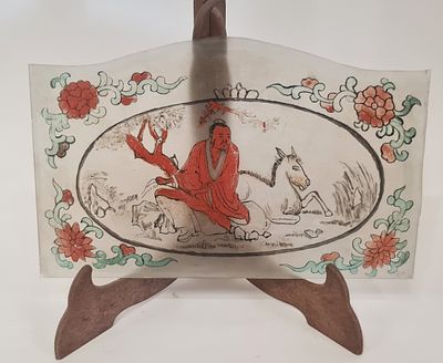 פלאק זכוכית מרהיב מצויר בדמות סינית עם סוס מעוטר בפרחים . שימש כחלק מפרגוד . מידות 23X24 ס"מ .