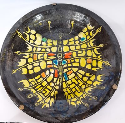 צלחת נוי קרמיקה לתליה על קיר , מצויירת בפרפר צבעוני . חתומה מאחור עין הוד . קוטר הצלחת 34 