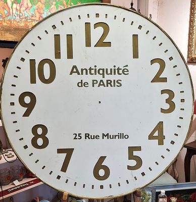 פרסומת גדולה לחנות עתיקות בפריס , עשויה עץ בצורת שעון . קוטר - 91 ס"מ .