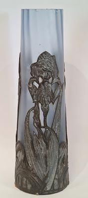 אגרטל זכוכית עלי מודבקים פרחי מתכת מסוגננים . גובה - 40 ס"מ , קוטר בסיס - 16 ס"מ 