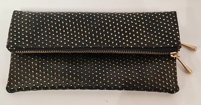 תיק יד עשוי עור נפתח , עם שני רוכסנים . תוצרת רבלון . מידות במצב סגור , רוחב - 25 ס"מ גובה - 12 