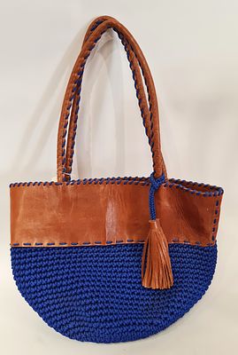 תיק יד וינטאג עשוי עור ורקמת שרוך . רוחב - 32 ס"מ , גובה - 30 ס"מ .