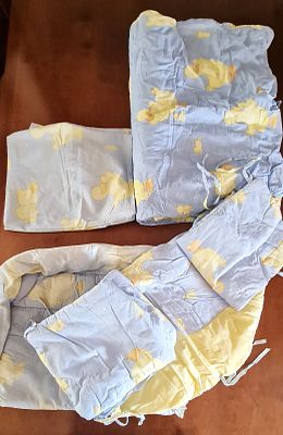 מערכת 4 חלקים למיטת תינוק + שמיכה , סדין , משטח החתלה , מגן ראש . תוצרת BEBIKO . 
