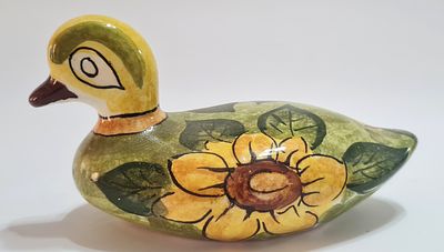 ברווז בצבעי ירוק וצהוב . תוצרת איטליה חתום . אורך - 18 ס"מ .