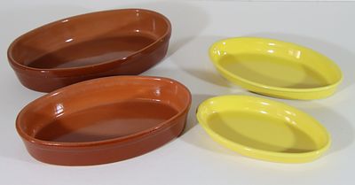 סט של 4 קערות קרמיקה אובליות . הצהובות - תוצרת לפיד, החומות - תוצרת PIRAL. הגדולה באורך 31 