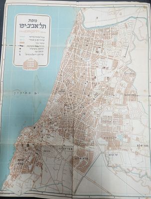 מפה של תל אביב יפו, ידען מעריב בחגיגות העשור למדינה, 1958, מאחור רשימת הרחובות.