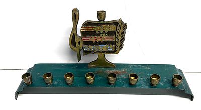 ישראליאנה חנוכיה מפליז שנות ה - 50 . עם הכיתוב " מעוז צור ישועתי " מידות 22X5 