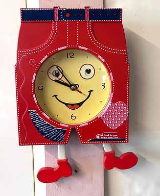 שעון אנימציה עם עיניים ורגליים נעות ( מטוטלת) לפי קצב השניות . תוצרת חברת YOUNG TOWM לתליה על 