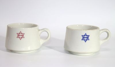 שני ספלי חרס וינטא'ג - של בית חולים הדסה, משומשים במצב נהדר. בגודל כללי קוטר - 9 ס"מ וגובה 