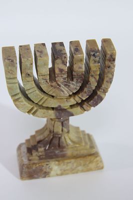 מנורה 7 קנים משיש אוניקס ירוק . גובה - 14 ס"מ , רוחב - 10 ס"מ . משקל - 590 גרם .