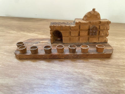 חנוכיית עץ עם קבר רחל עבודה עממית חסר שמש גובה 8.5 ס"מ רוחב 8 ס"מ אורך 20 ס"מ