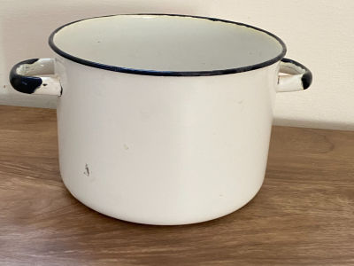 סיר אמאייל ישן בצבע לבן גובה 23 ס"מ קוטר 15 ס"מ . פריט זה נמכר אך ורק באיסוף עצמי בלבד או דואר שליחים