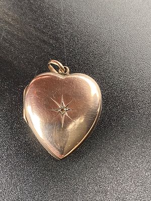 תליון LOCKET בצורת לב מצופה זהב משובץ במרכז אבן קטנה עם בטנה לתמונה בפנים. מידה 2/2 ס"מ
