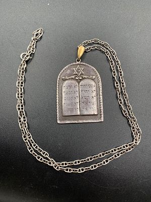 תליון כסף יודאיקה עתיק עשרת הדברות משולב חריטה עם הקדשה מאחורה ושרשרת . מידות התליון 5/3.5 ס"מ 