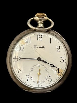 שעון כיס שוויצרי תוצרת ZENITH נושא חריטות רוכב סוסים בטבע 
מכסה ומנוע חתומים 
השעון במצב עבודה 