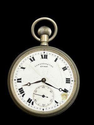 שעון כיס CYMA CHRONOMETER . קוטר : 50 מ"מ 
לא במצב עבודה 
מכסה עשוי ניקל כרום