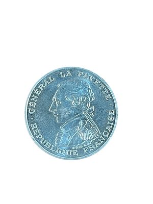 מדליה צרפתית ממשלתית 100 פרנק כסף 900
230 שנה להולדת הגנרל הדגול לפאייט . ממשקל 15 גרם 
קוטר 31 מ"מ