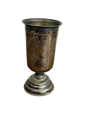 כוס קידוש עשויה כסף עם חריטות אומנותיות
. גובה כ 10 ס"מ 
משקל כ 28.6 גרם 
חתום