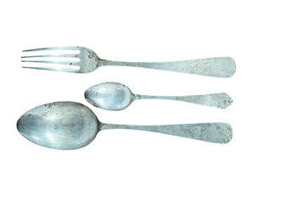 סט סכו"ם ישן עשוי כסף תוצרת פרס חתום עם תבליטי פרחים וציפורים
. משקל כולל כ 122 גרם