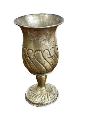 כוס קידוש ישנה עשויה כסף 925 חתומה
. משקל כ 80.6 גרם 
גובה כ 13 ס"מ 
קוטר עליון כ 7 ס"מ