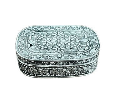 קופסת טבק להרחה או כדורים מחולקת לשתי תאים מופרדים עם תבליטים אומנותיים. גובה כ 2 ס"מ 
אורך כ 6 