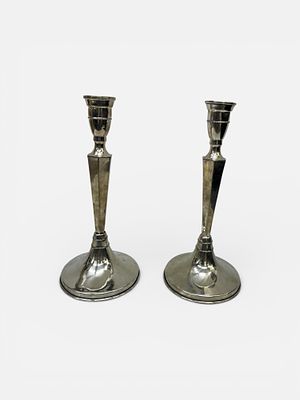 זוג פמוטי כסף 0.800 תוצרת "הגביע" 
דנטים קלים . משקל כ 172 גרם 
גובה 22 ס"מ