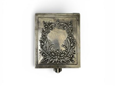 קופסת כסף פולנית ישנה חתומה ברמה גבוהה עם עבודת תבליט וחריטה של צמחייה נשפכת 
כולל מנעול מיוחד
. 