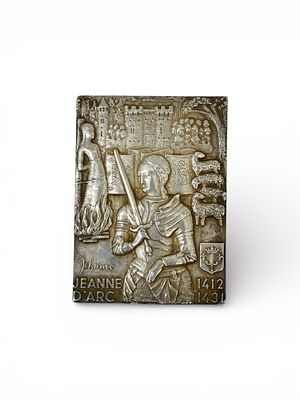 פלאק כסף 950 צרפתי ישן ואיכותי עם תבלטי אביר בשם ז'אן ד'ארק כולל סמלי האבירות וסיפורים מחייו . מש 