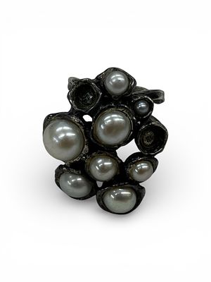 טבעת כסף סטרלינג 925 חתום משולבת פנינים 
. מידה 55 
משקל 11.7 גרם 
2 פנינים חסרות