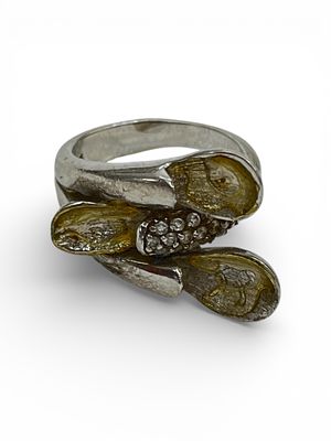 טבעת כסף סטרלינג 925 חתום משובצת זרקונים . משקל 9.45 גרם 
מידה 54