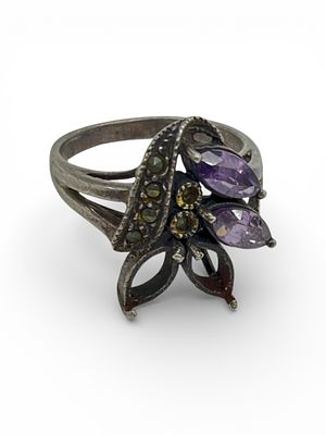 טבעת כסף סטרלינג 925 חתומה וינטג' משובצת אבני אמטיסט ומרקיזטות . משקל 4.95 גרם 
מידה 56 
2 אבני 