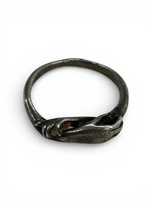 טבעת כסף סטרלינג 925 חתומה "ידיים משולבות ". משקל 2.5 גרם 
מידה 51